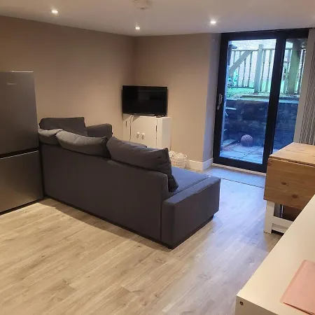 Quiet Basement Flat Near Train Station & Centre