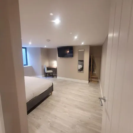 شقة Quiet Basement Flat Near Train Station & Centre *