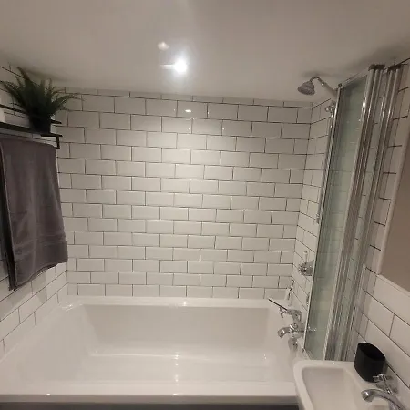 شقة Quiet Basement Flat Near Train Station & Centre بريستول