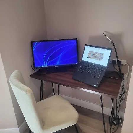 Quiet Basement Flat Near Train Station & Centre Daire