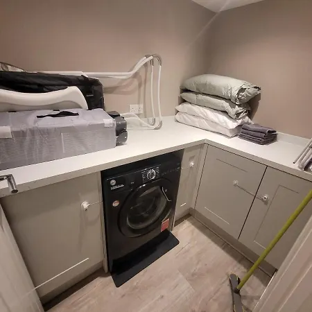 شقة Quiet Basement Flat Near Train Station & Centre *