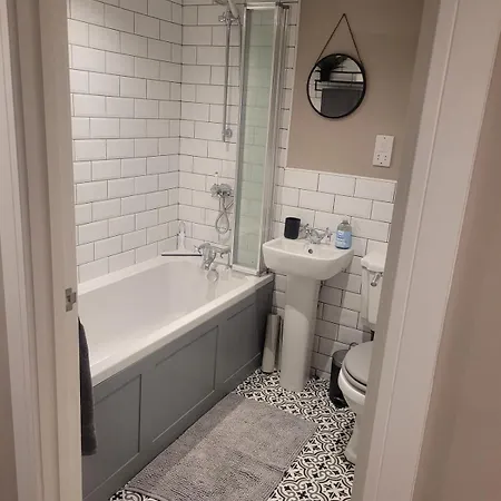Quiet Basement Flat Near Train Station & Centre * Bristol