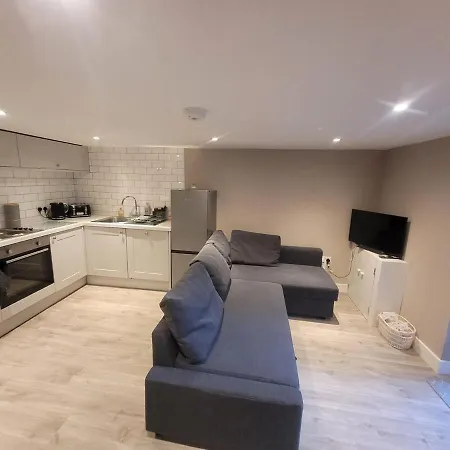 شقة Quiet Basement Flat Near Train Station & Centre بريستول